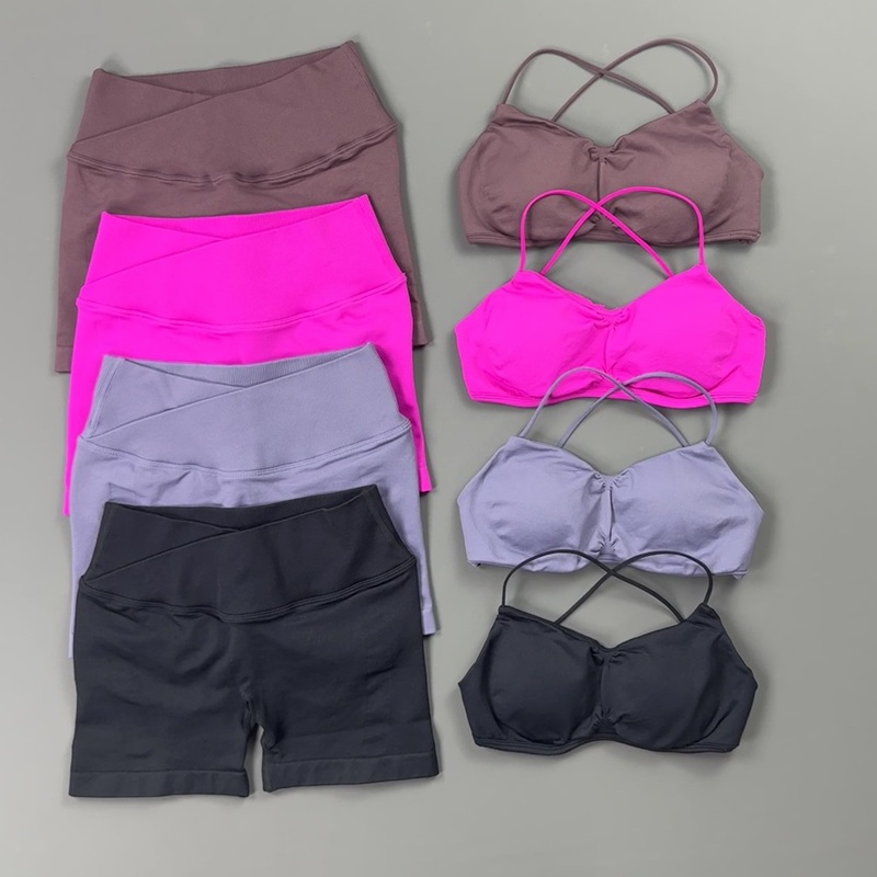 Pilates Yoga Top - ชุดออกกำลังกาย 2 ชิ้นสำหรับผู้หญิง บราสปอร์ตสายบางแบบกระชับทรง พร้อมกางเกงขาสั้นออกกำลังกายแบบไขว้ ช่วยกระชับสะโพก